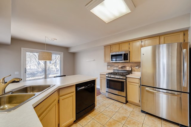 367 Locksley Drive Streamwood, IL 60107 - Photo 4 of 17