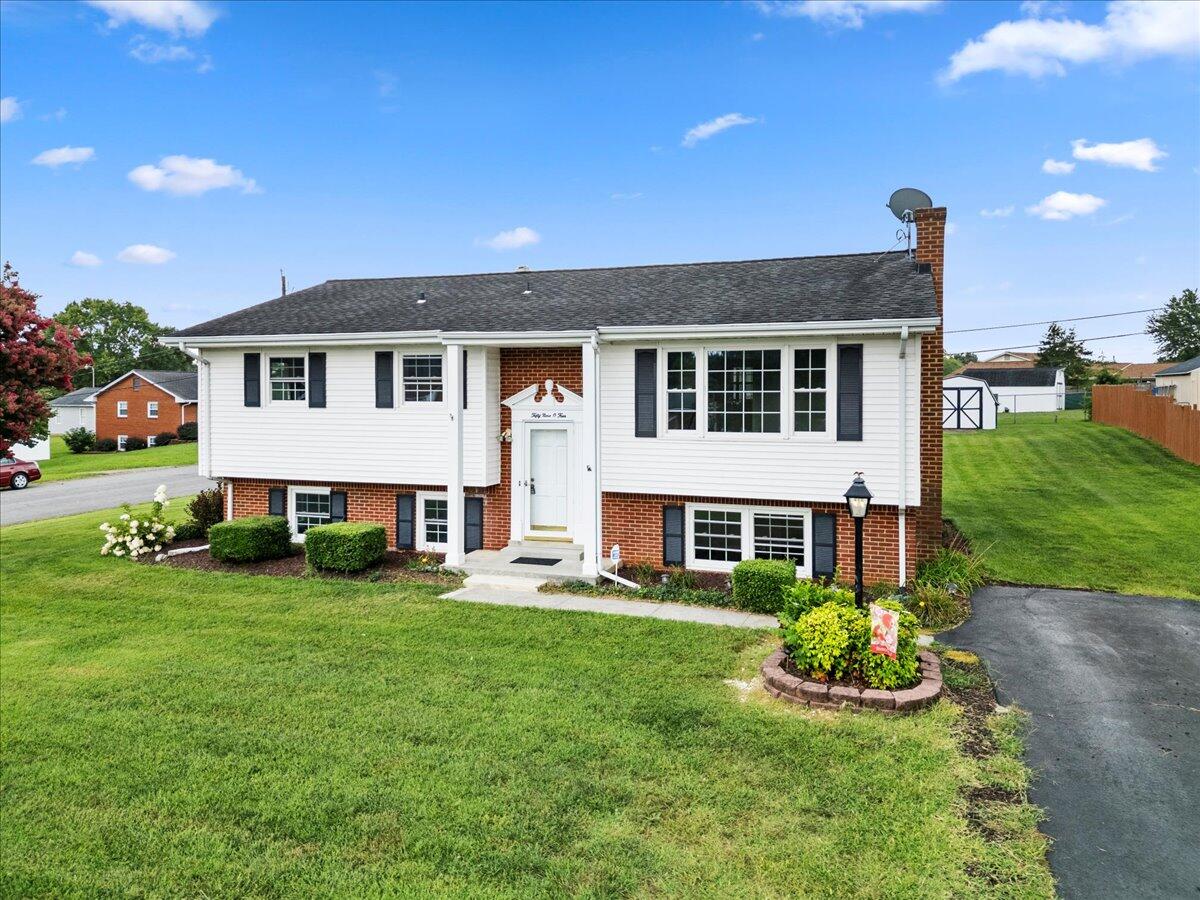 5904 Plantation Road Roanoke, VA 24019 - Photo 3 of 65 04-4