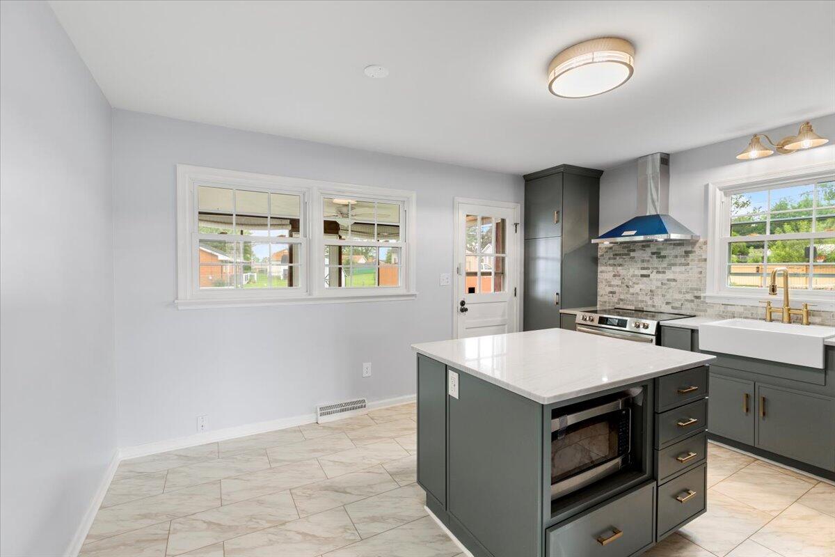 5904 Plantation Road Roanoke, VA 24019 - Photo 9 of 65 11-11
