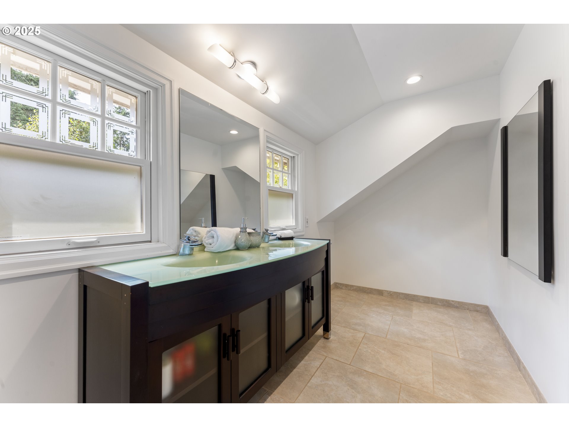 1604 Country Club Road Lake Oswego, OR 97034 - Photo 24 of 47 Owner's Suite Bathroom