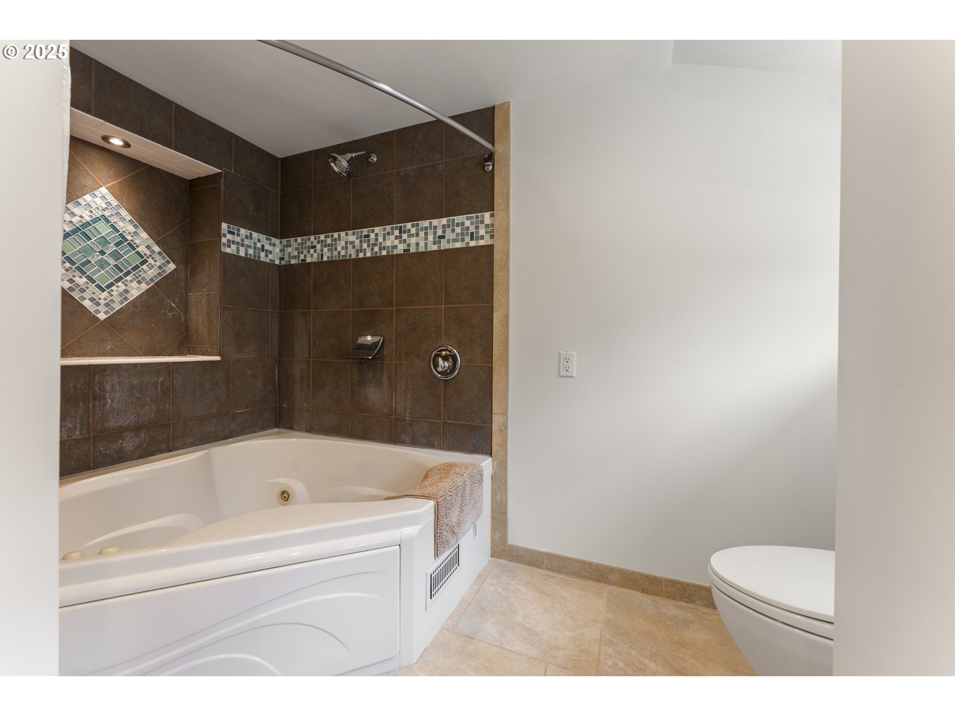 1604 Country Club Road Lake Oswego, OR 97034 - Photo 25 of 47 Owner's Suite Bathroom