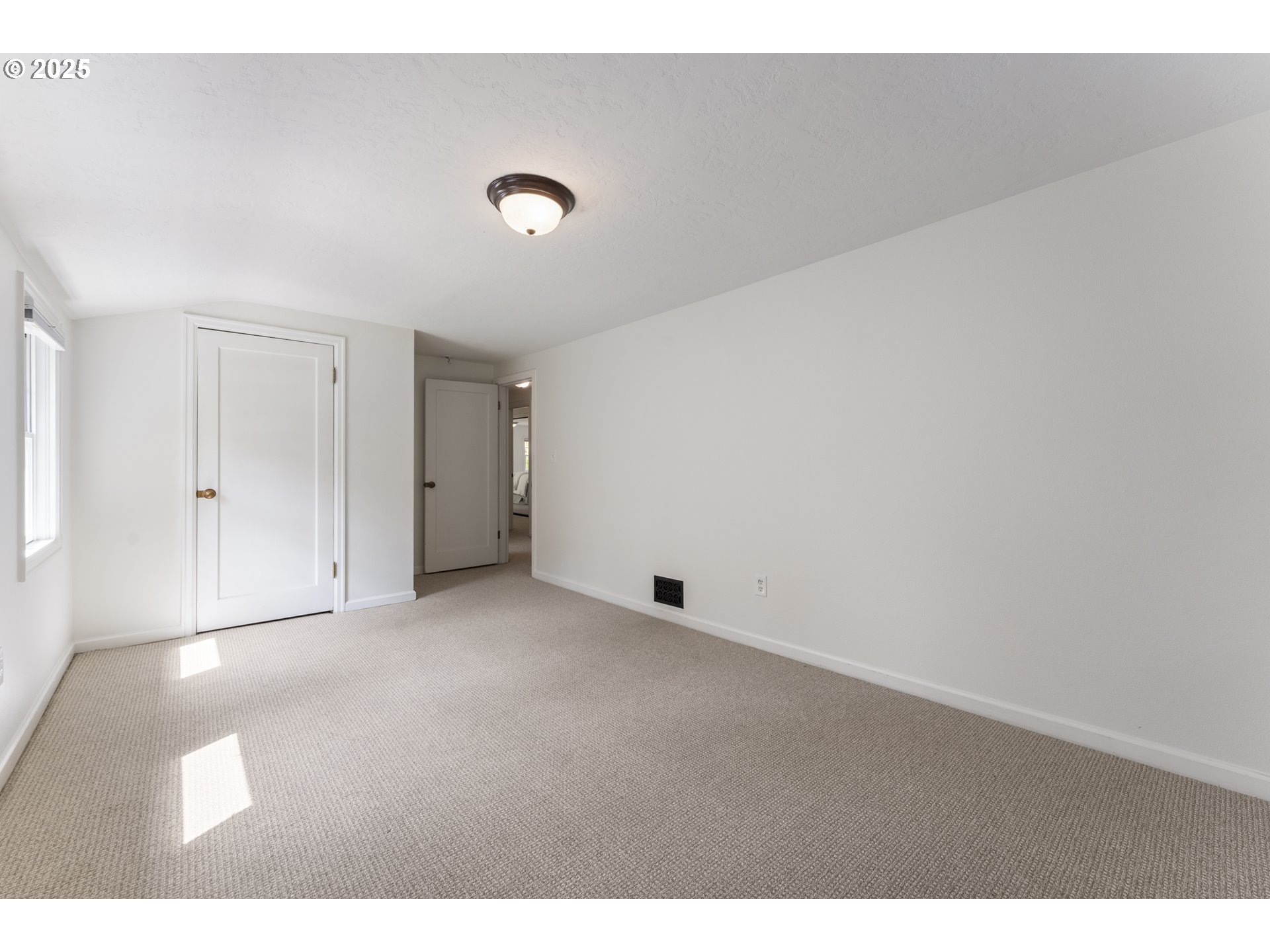 1604 Country Club Road Lake Oswego, OR 97034 - Photo 29 of 47 Bedroom