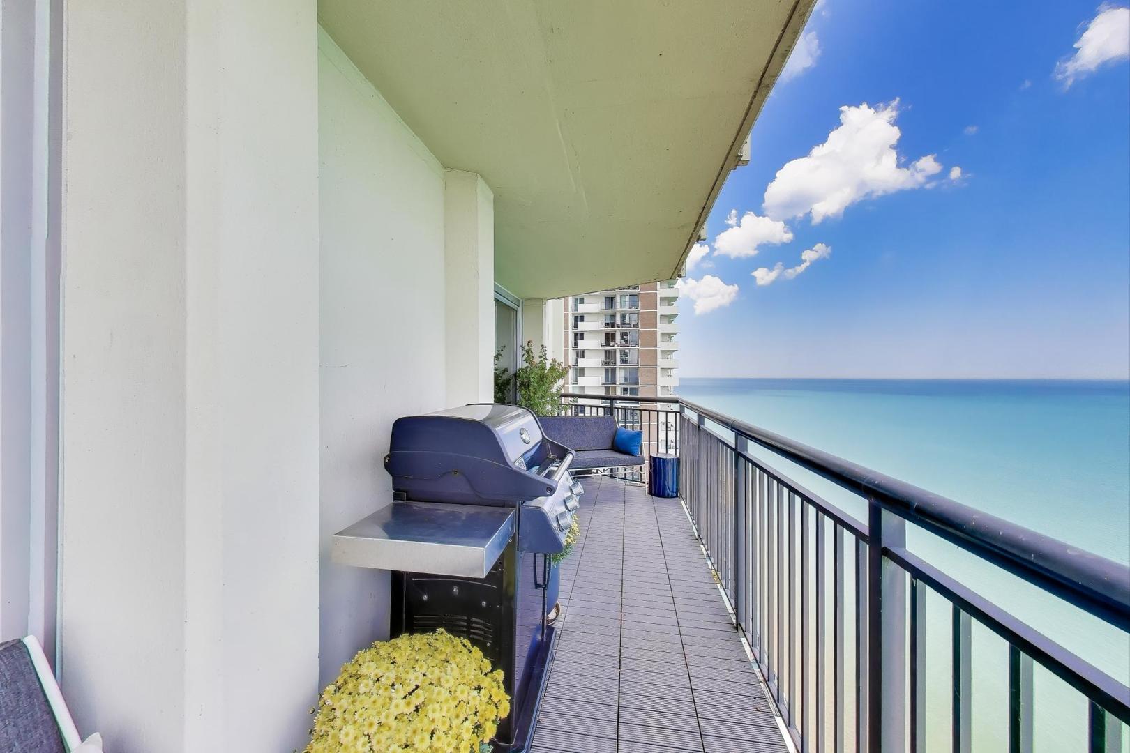 6007 North Sheridan Road, Unit 12B Chicago, IL 60660 - Photo 14 of 38 a view of entryway livingroom and hall with wooden floor