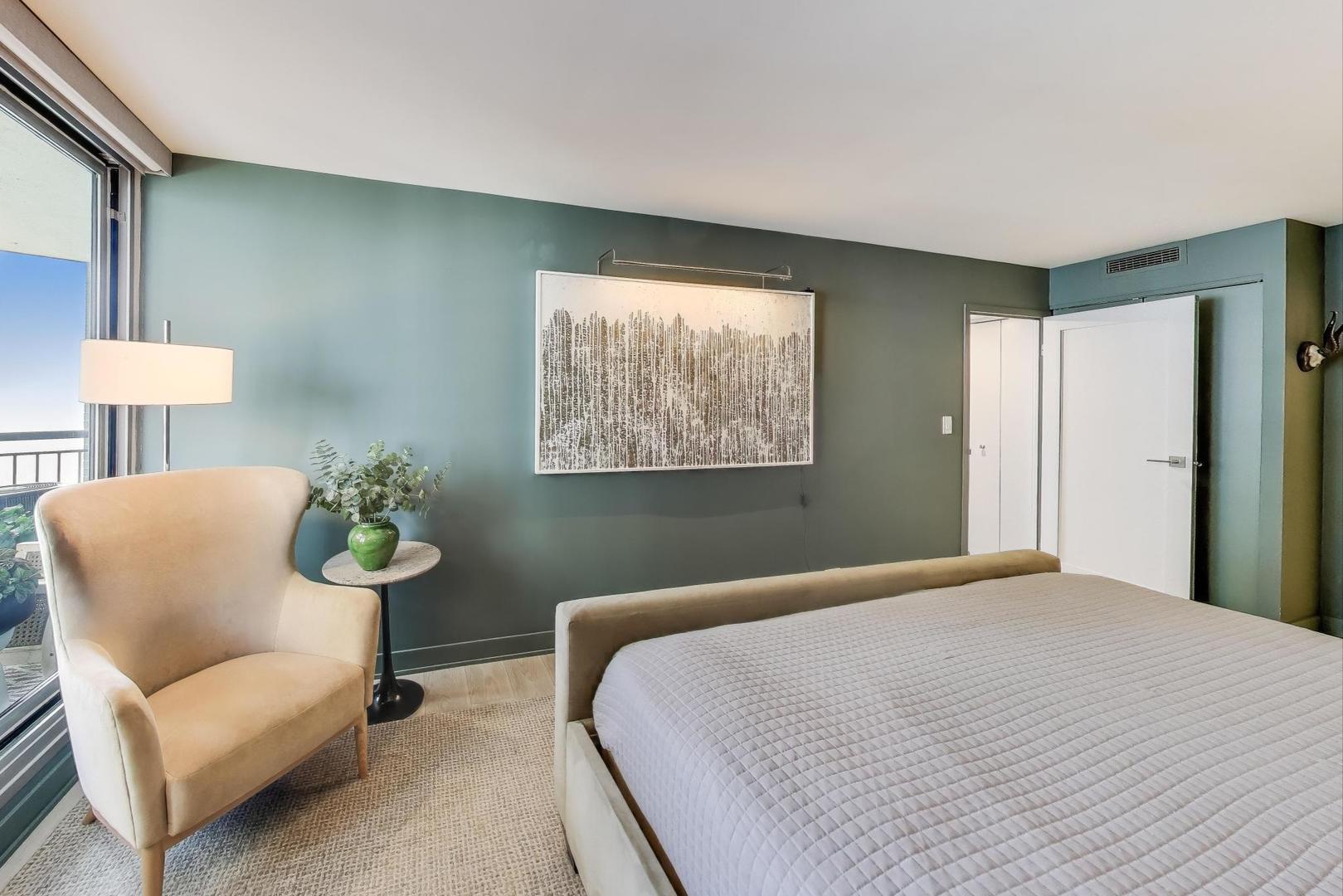 6007 North Sheridan Road, Unit 12B Chicago, IL 60660 - Photo 19 of 38 a bedroom with a bed and a couch