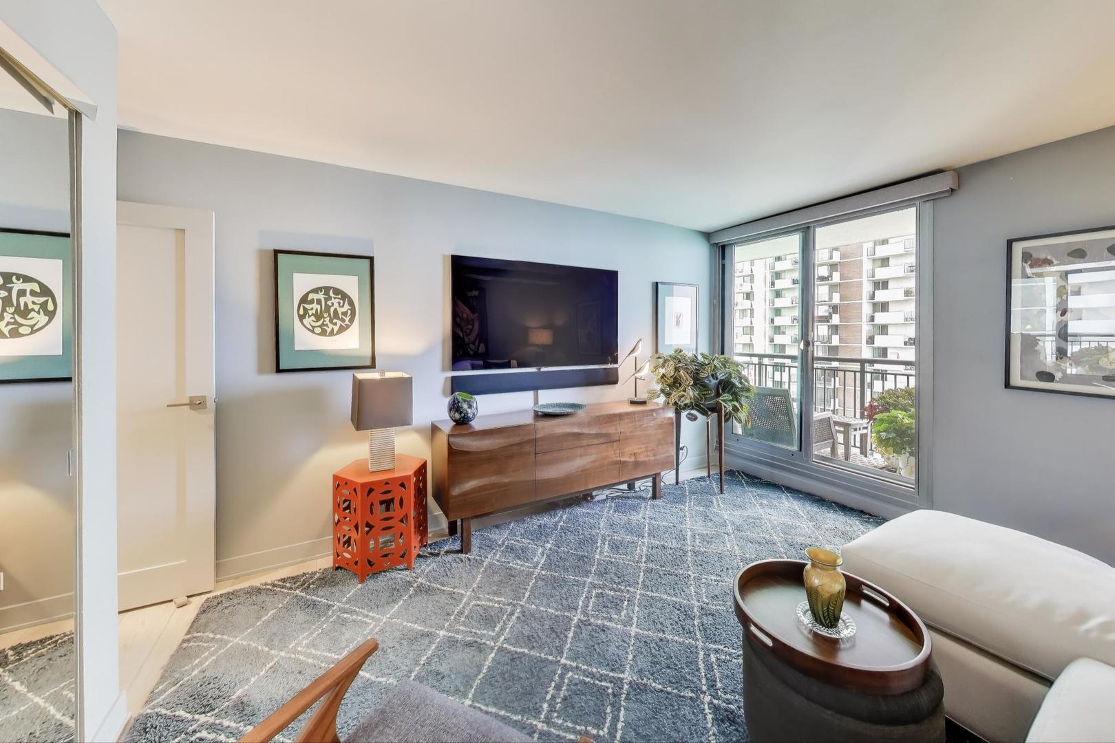 6007 North Sheridan Road, Unit 12B Chicago, IL 60660 - Photo 21 of 38 a living room with furniture and a flat screen tv