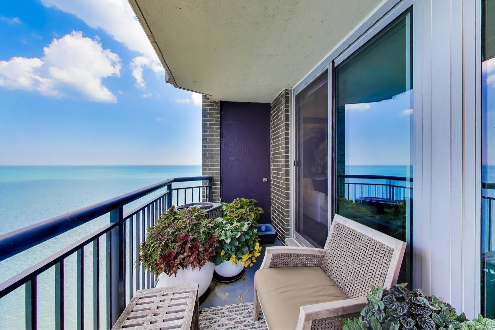 6007 North Sheridan Road, Unit 12B Chicago, IL 60660 - Photo 25 of 38 a view of balcony with furniture