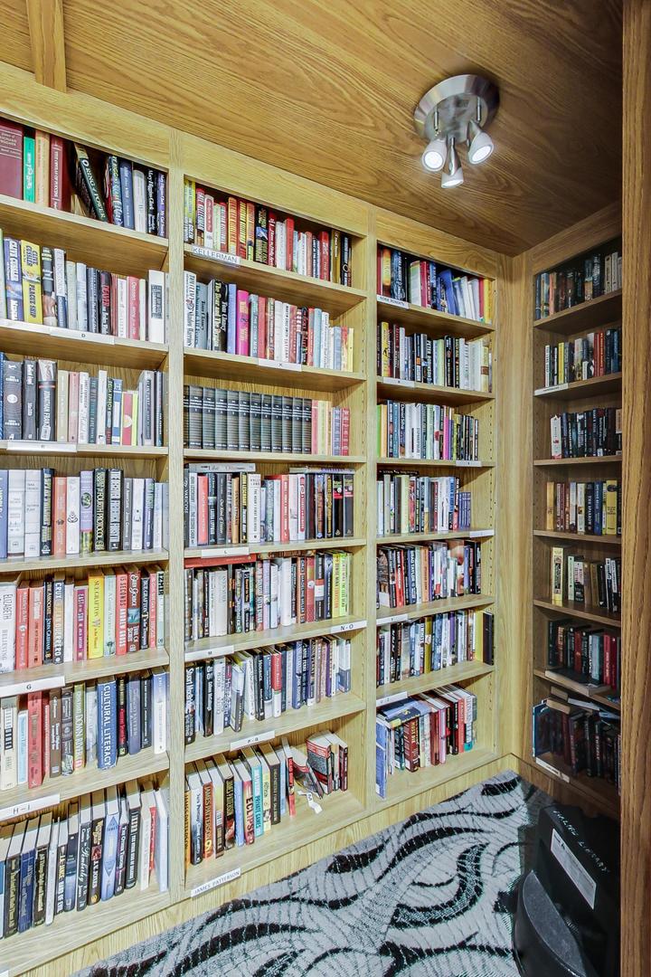 6007 North Sheridan Road, Unit 12B Chicago, IL 60660 - Photo 34 of 38 a view of a livingroom with a bookshelf and a potted plant