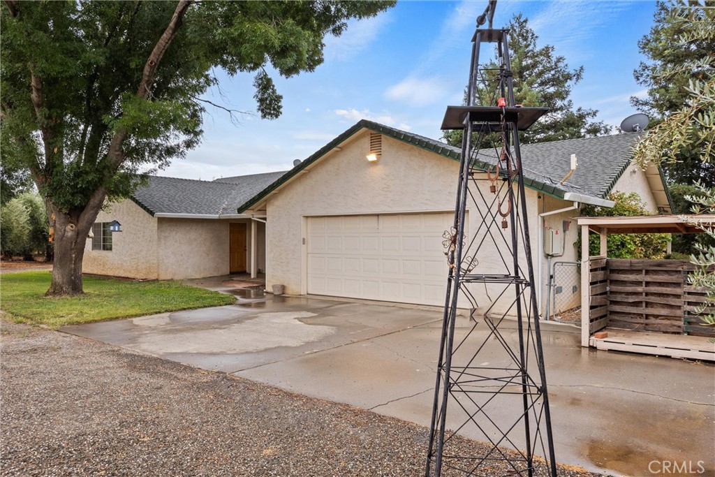 a view of a house with a yard and garage