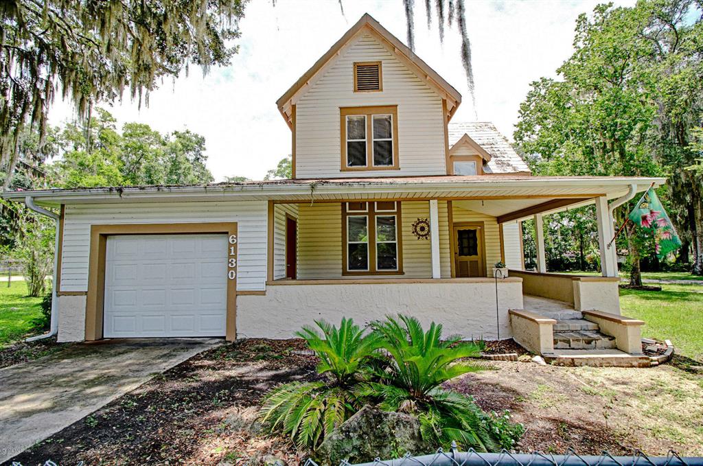 6130 Southeast Agnew Road Belleview, FL 34420 - Photo 1 of 1 a front view of a house with garden