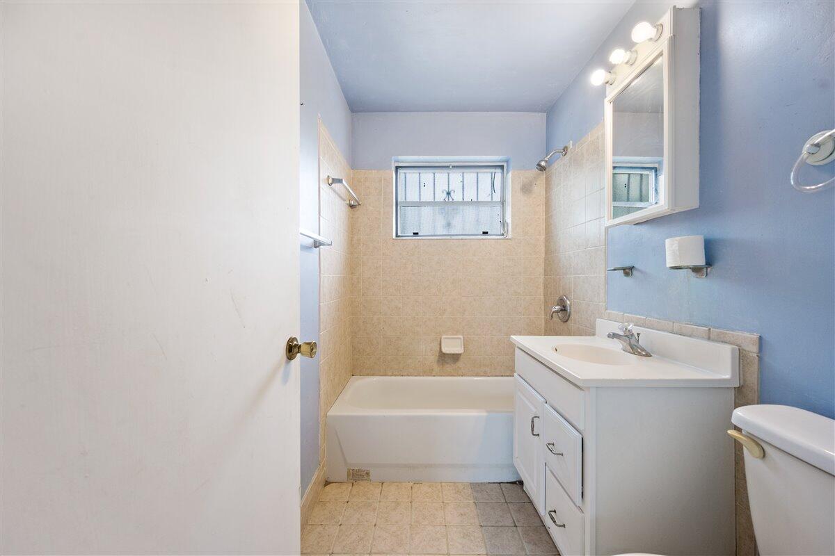 1153 West 25th Street Riviera Beach, FL 33404 - Photo 11 of 24 Bathroom