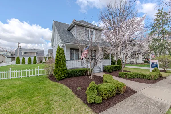 $695,000 | 220 Hickory Street, Frankfort, IL 60423