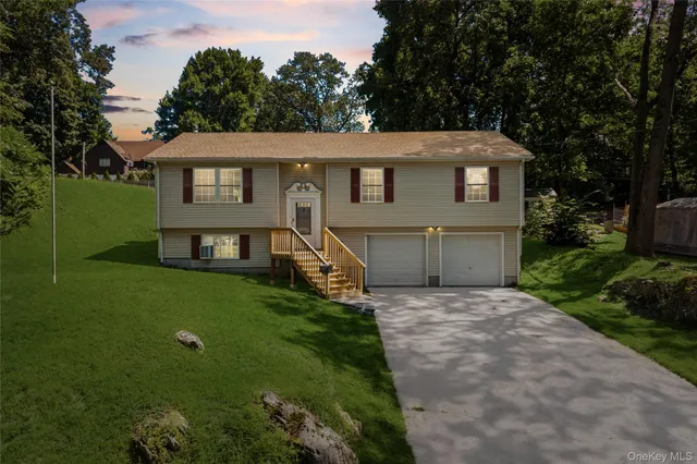 a view of a house with a yard