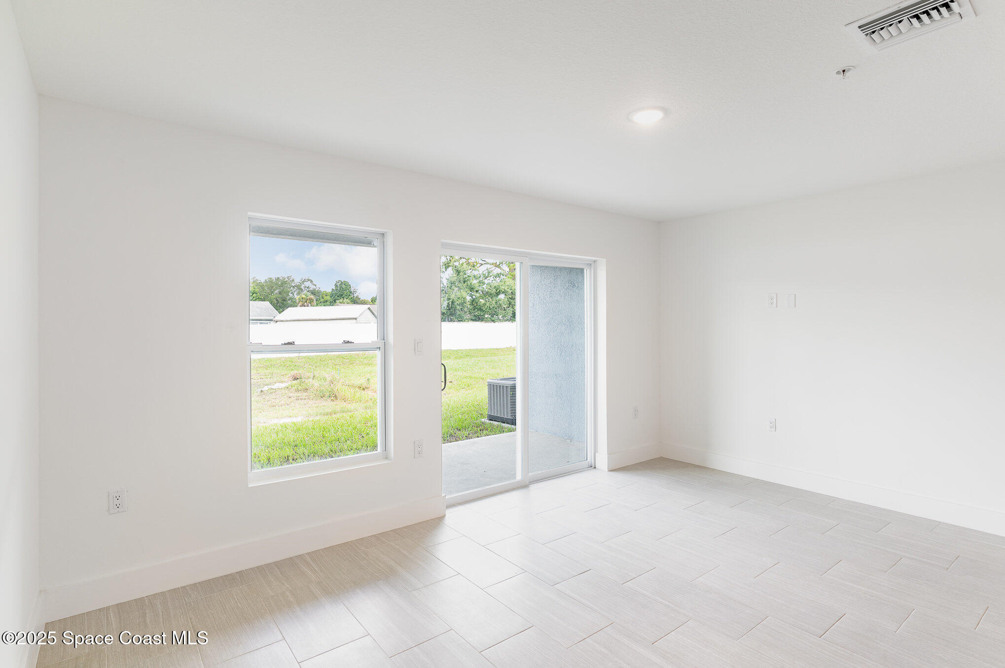1605 Par Street Northeast, Unit 3102 Palm Bay, FL 32905 - Photo 19 of 34 an empty room with windows