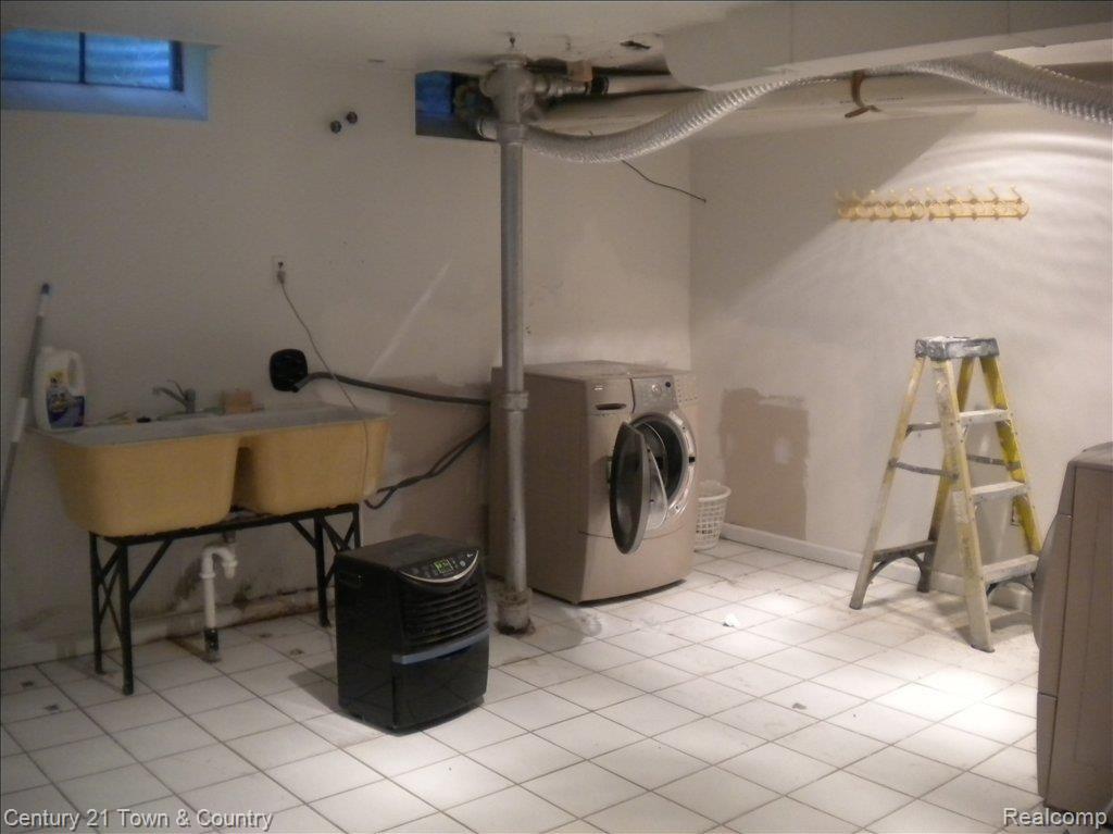 4425 Squirrel Road Bloomfield Hills, MI 48304 - Photo 20 of 23 laundry room