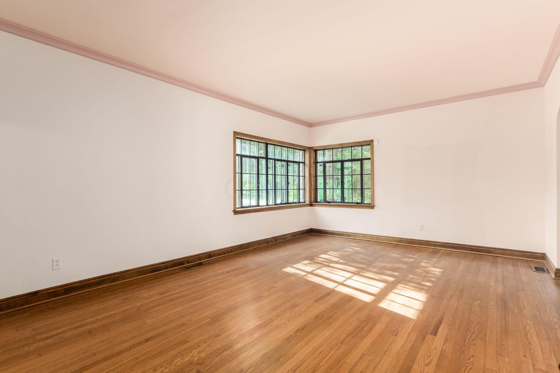 2577 Coventry Road Columbus, OH 43221 - Photo 6 of 46 Living Room