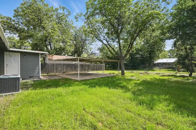 a view of a house with backyard and a garden