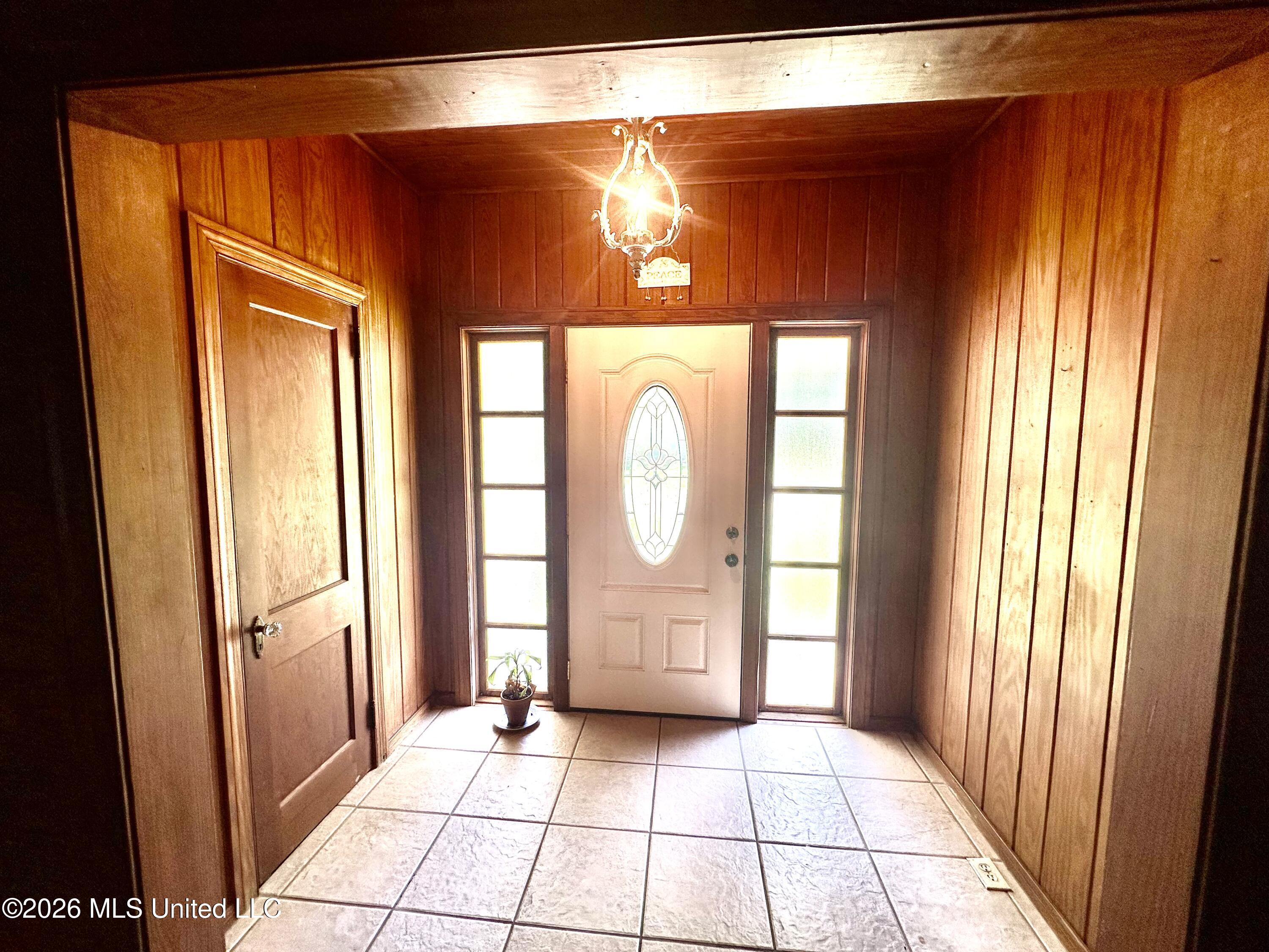 512 West Minnesota Street Brookhaven, MS 39601 - Photo 5 of 19 Foyer
