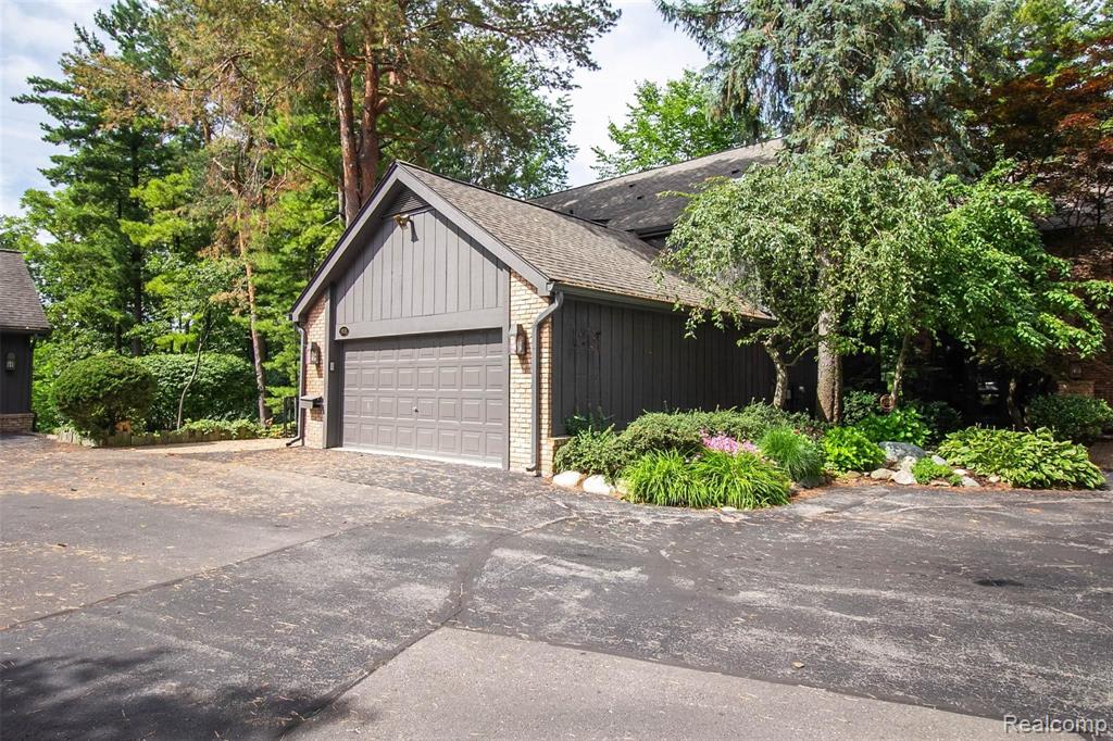 1931 Pine Ridge Lane Bloomfield Hills, MI 48302 - Photo 44 of 47