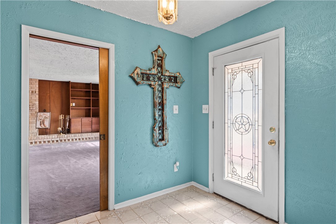 324 Stirrup Road Victoria, TX 77905 - Photo 13 of 40 an empty room that has a window