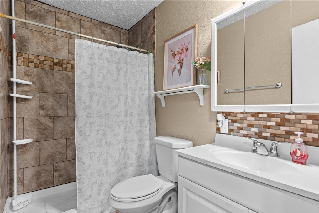 324 Stirrup Road Victoria, TX 77905 - Photo 18 of 40 a bathroom with a sink toilet and shower