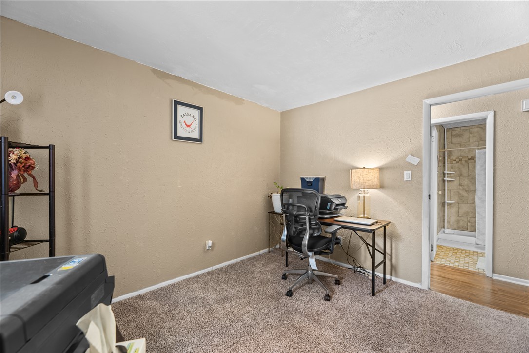 324 Stirrup Road Victoria, TX 77905 - Photo 19 of 40 a workspace with furniture and a window