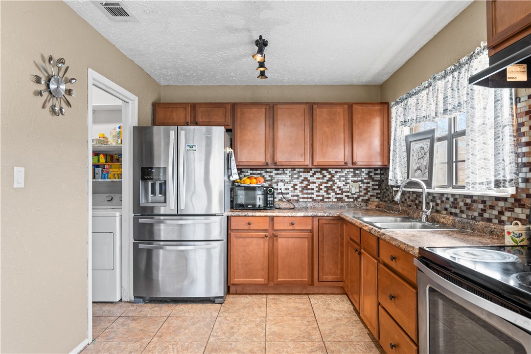 324 Stirrup Road Victoria, TX 77905 - Photo 8 of 40 a kitchen with stainless steel appliances a refrigerator sink and cabinets