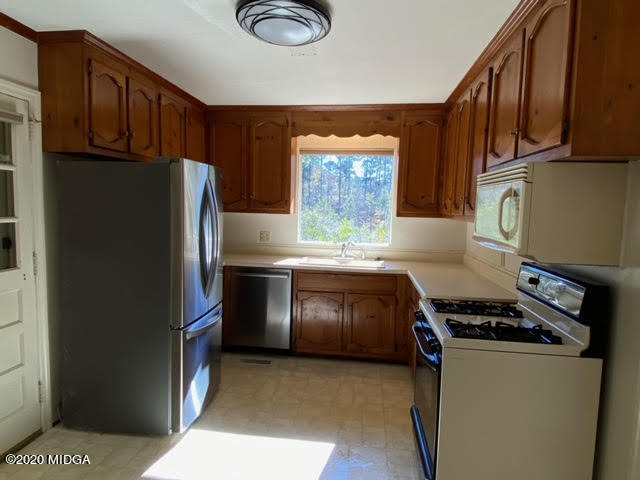 737 Windsor Road Macon, GA 31204 - Photo 5 of 17 Kitchen