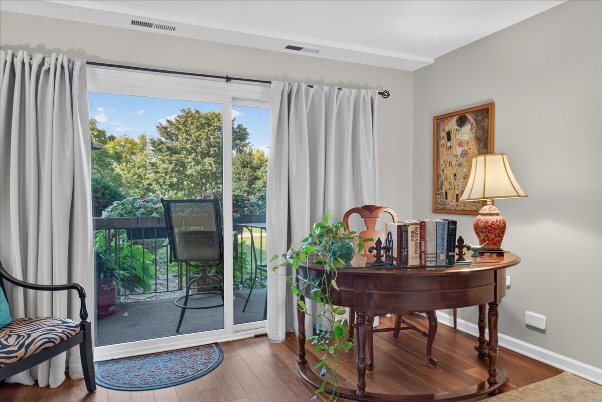 460 Raintree Court, Unit 1H Glen Ellyn, IL 60137 - Photo 3 of 30 Gallery Image 3