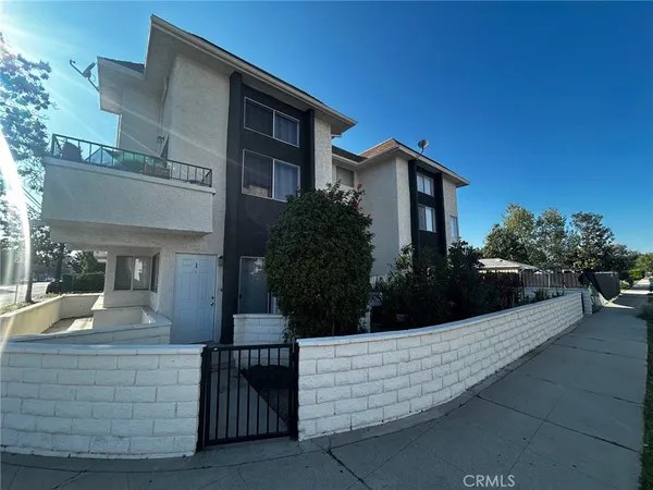 $2,200 | 14931 Magnolia Boulevard, Unit 1, Sherman Oaks, CA 91403