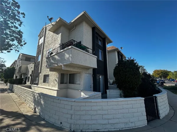 $2,200 | 14931 Magnolia Boulevard, Unit 1, Sherman Oaks, CA 91403
