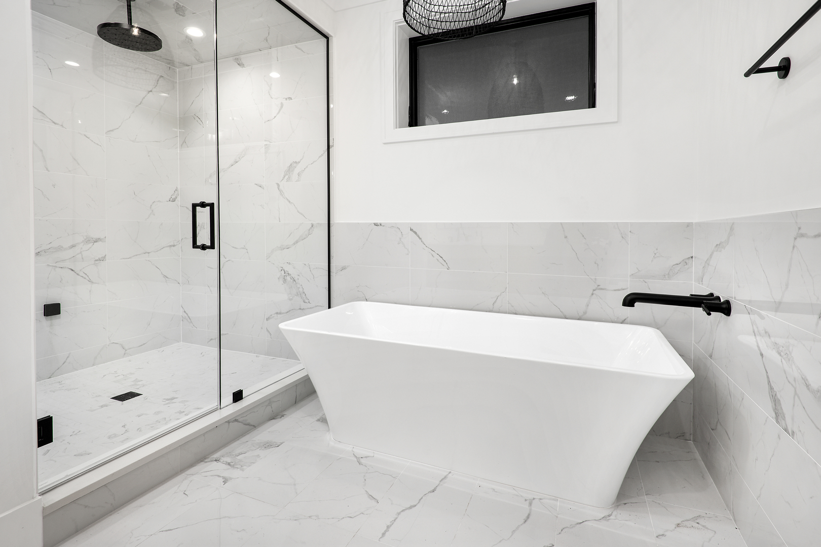 2051 North Racine Avenue, Unit 1 Chicago, IL 60614 - Photo 12 of 21 a bathroom with a bathtub