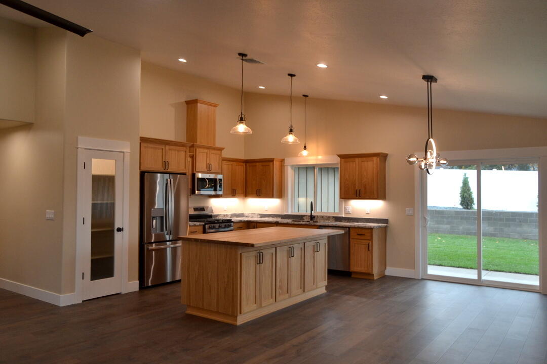 195 Southwest Rock Gulch Road Grants Pass, OR 97527 - Photo 5 of 28
