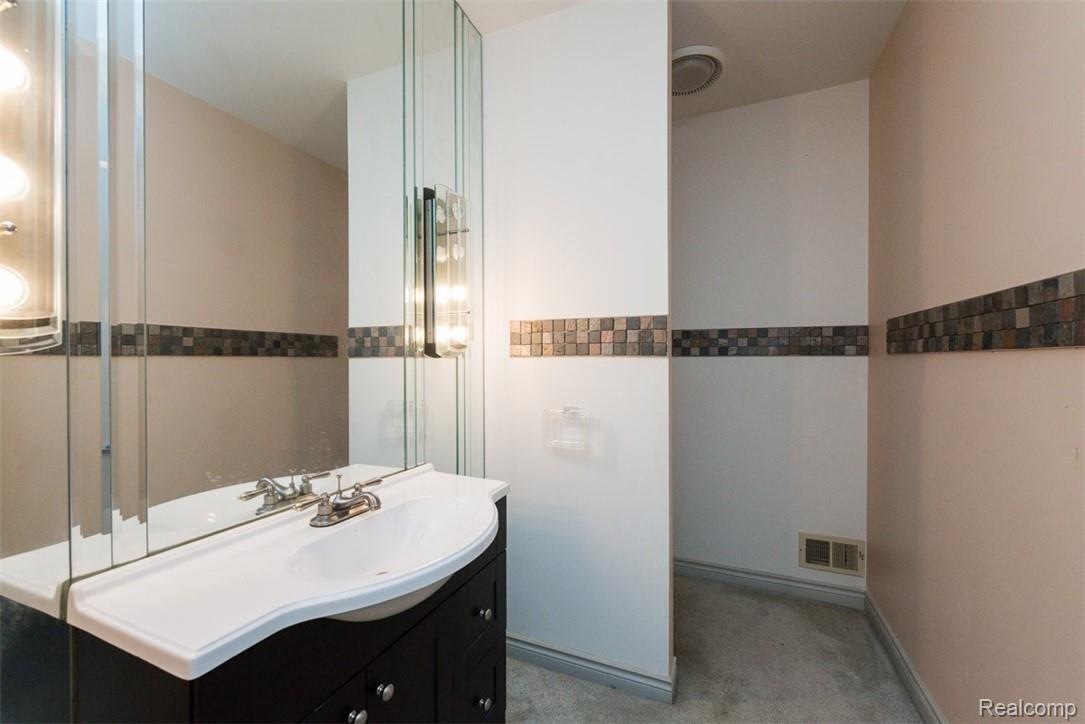 3950 Oak Pointe Court Rochester, MI 48306 - Photo 37 of 64 39.jpg