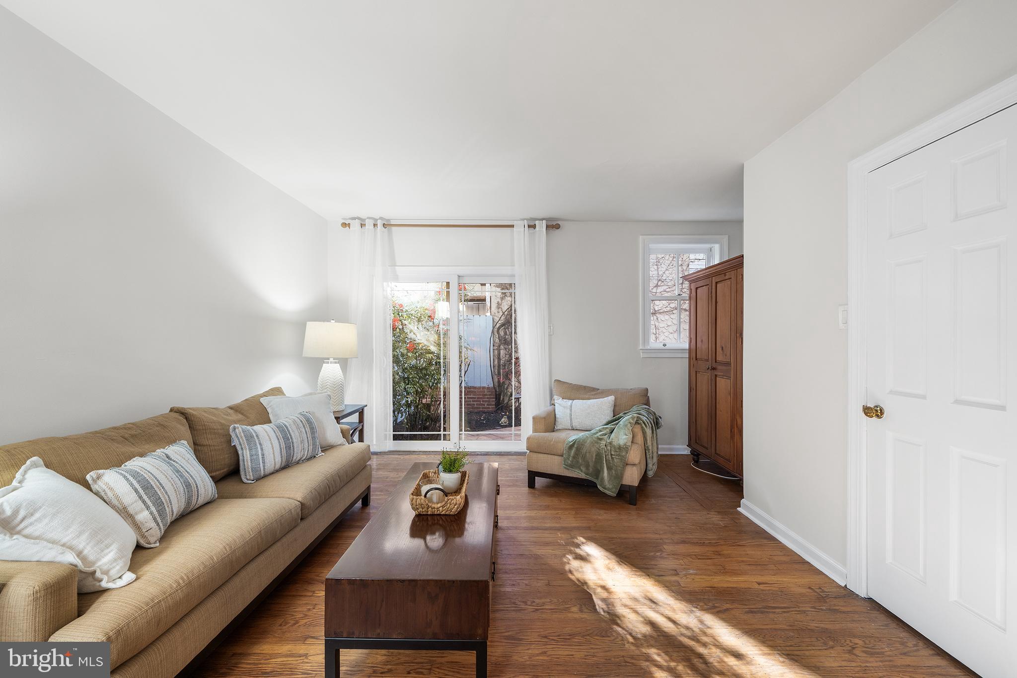 4 Rainey Court Philadelphia, PA 19103 - Photo 13 of 35 Bright and inviting living space with natural l...