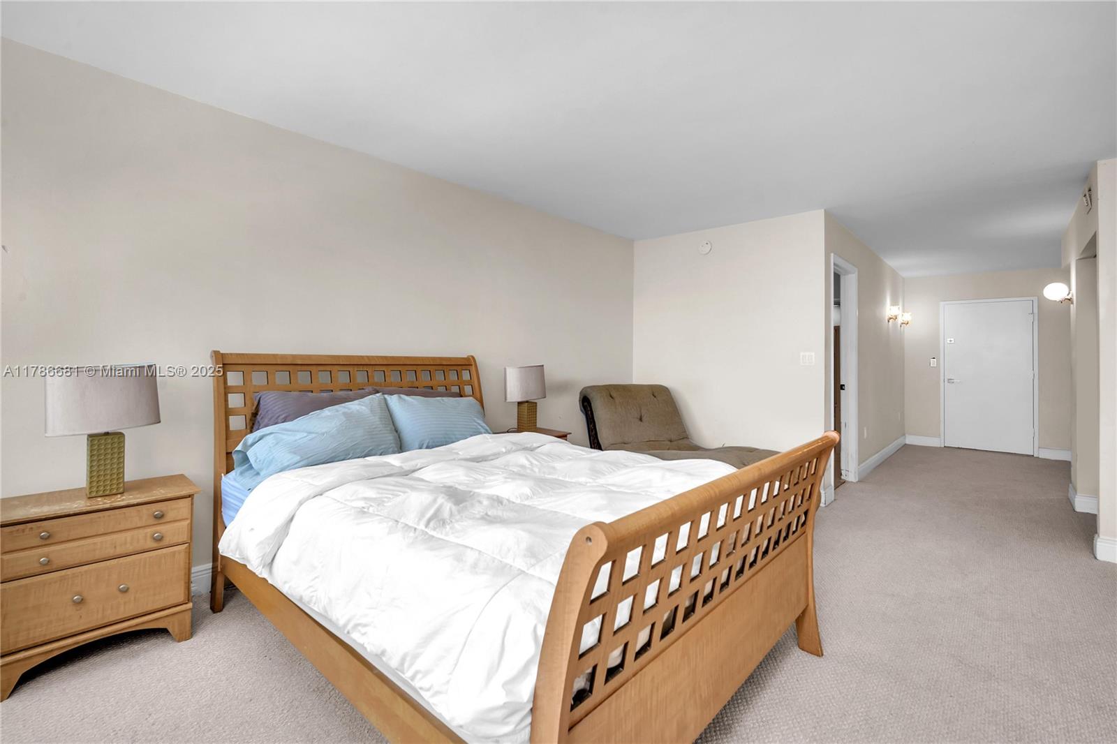 11 Island Avenue, Unit 512 Miami Beach, FL 33139 - Photo 12 of 54 a bedroom with a bed and a lamp on table