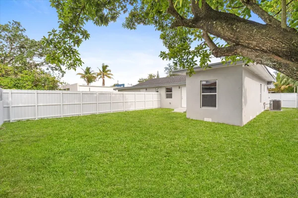 $3,200 | 2437 Northwest 97th Street, Miami, FL 33147