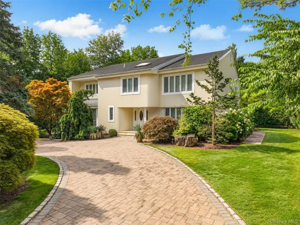 $2,850,000 | 40 Bristol Drive, Manhasset, NY 11030