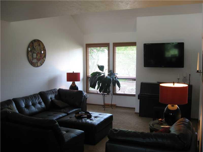 5002 Julia Lane McKees Rocks, PA 15136 - Photo 3 of 15 Living Room.