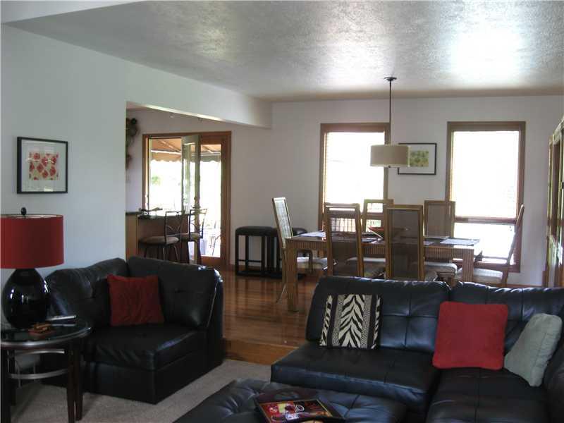 5002 Julia Lane McKees Rocks, PA 15136 - Photo 4 of 15 Living Room.