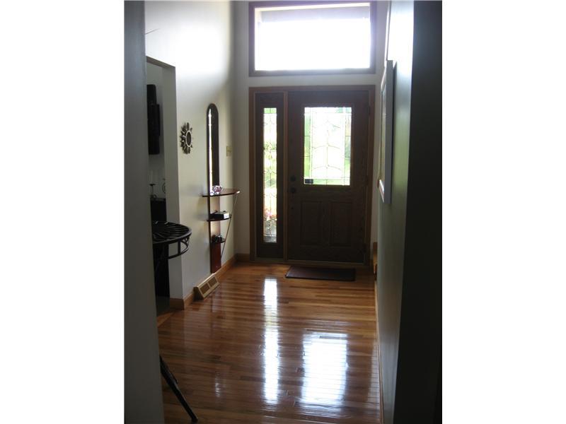 5002 Julia Lane McKees Rocks, PA 15136 - Photo 6 of 15 Entry/Foyer.