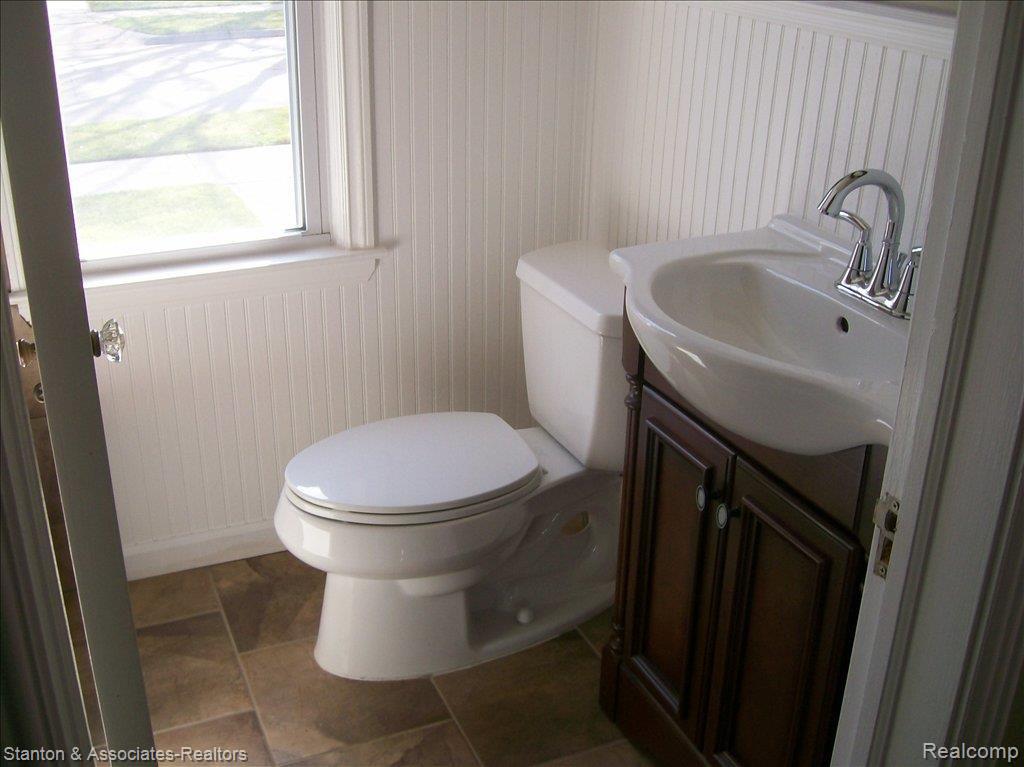 3593 Wakefield Road Berkley, MI 48072 - Photo 10 of 19 Bathroom