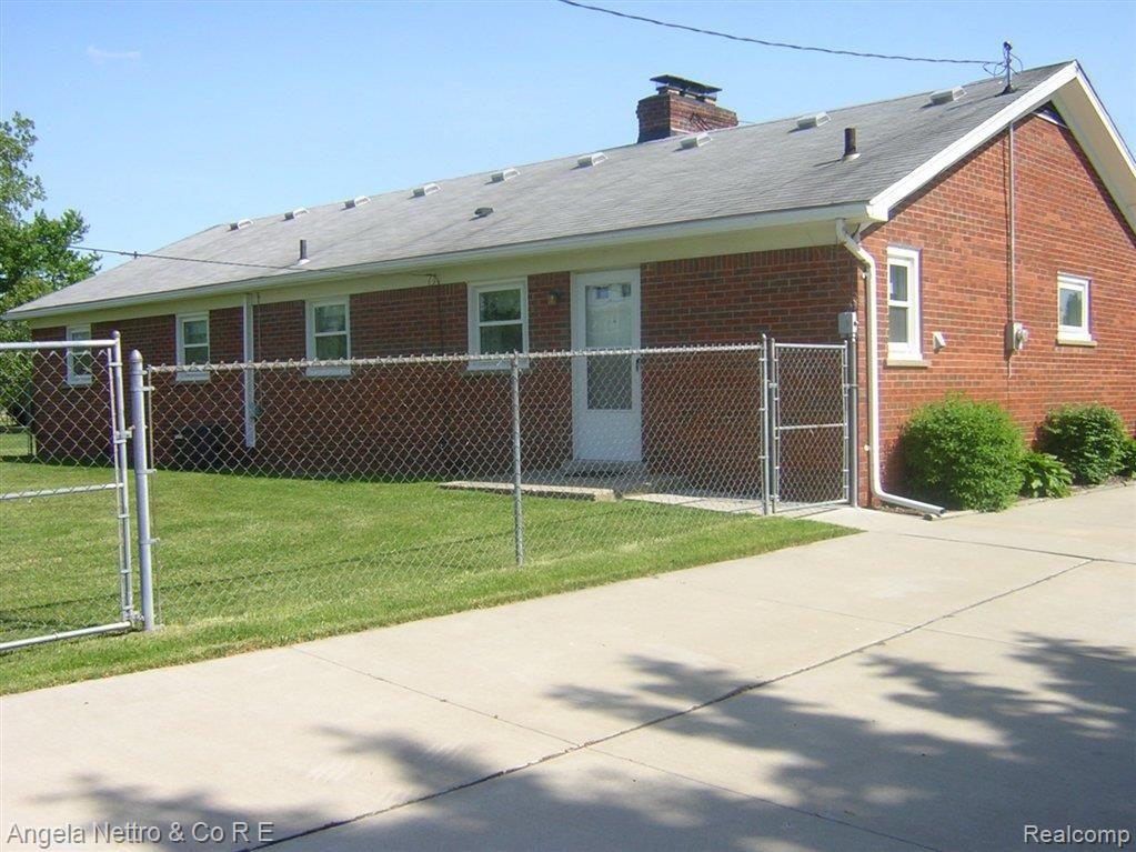 37150 Pennsylvania Road Romulus, MI 48174 - Photo 5 of 17 Back fenced area