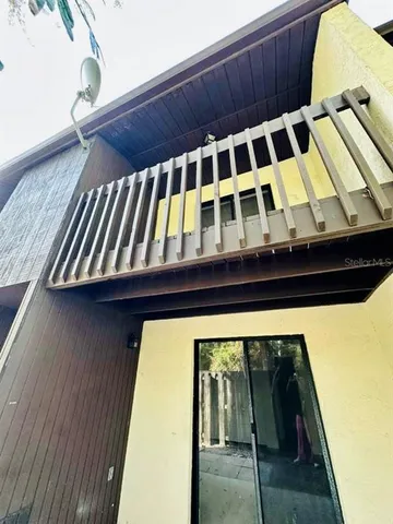 a view of sitting area with furniture