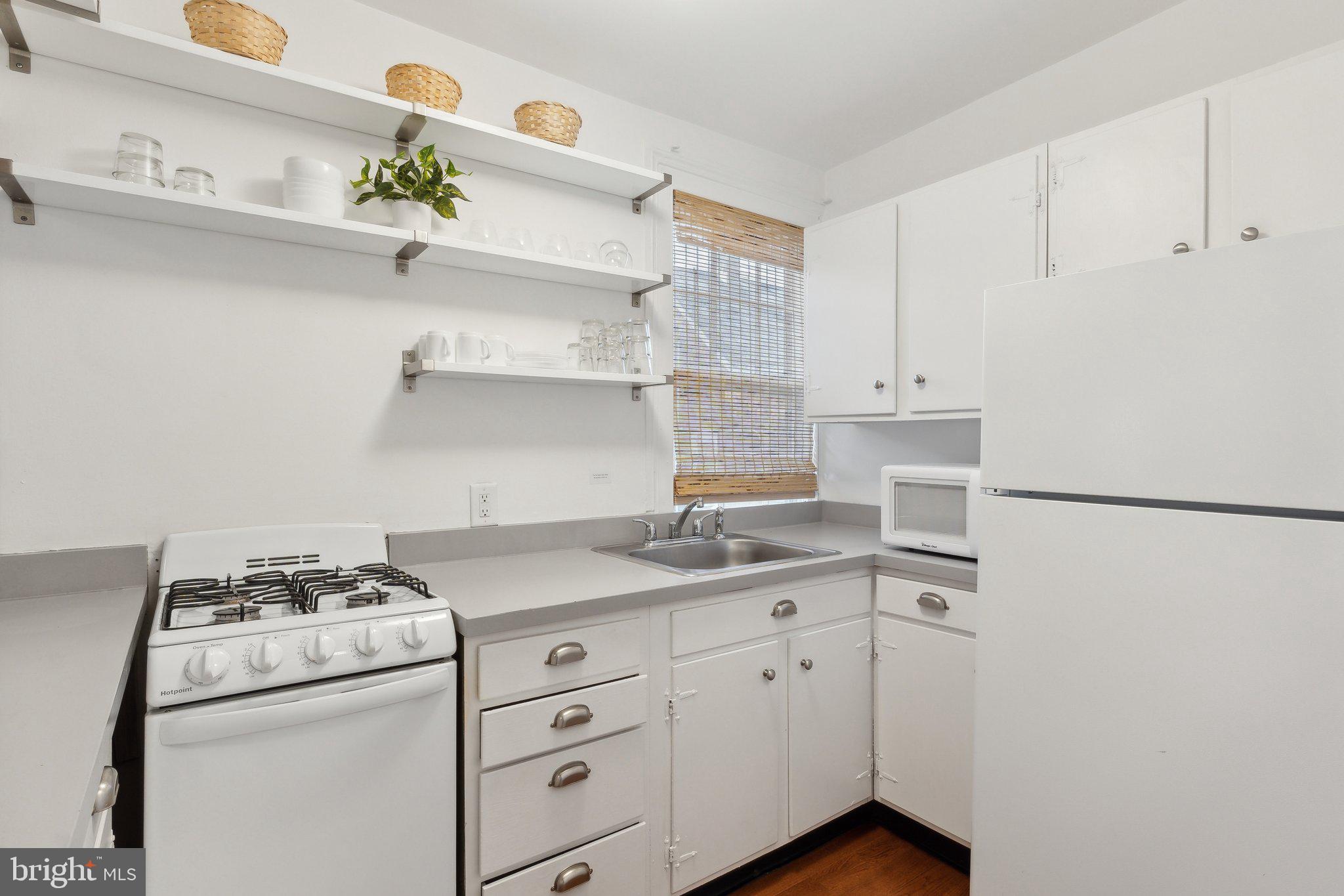 107 Conduit Street Annapolis, MD 21401 - Photo 15 of 57 Unit 2 kitchen w/ gas stove and refrigerator
