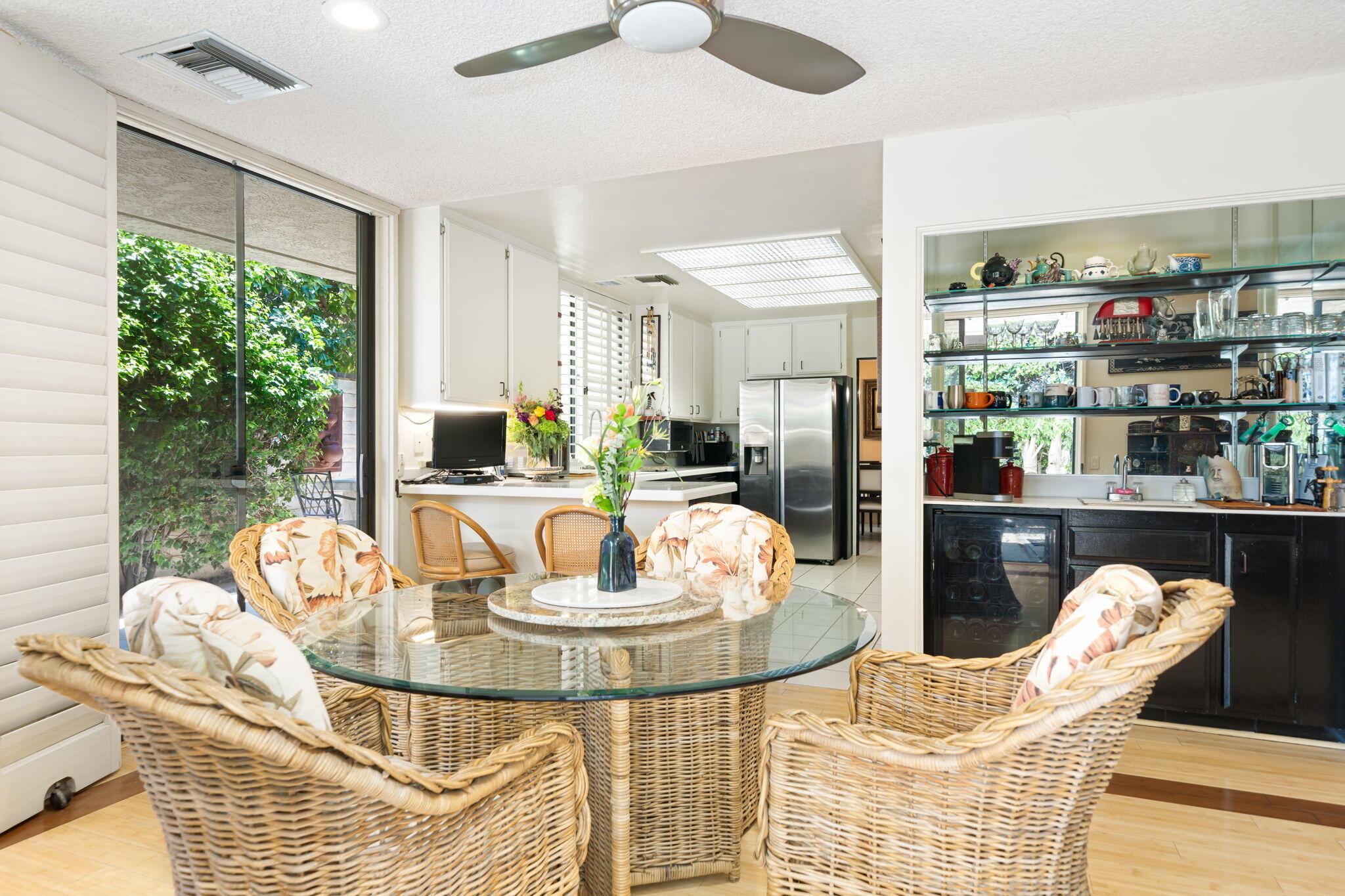 30 Colgate Drive Rancho Mirage, CA 92270 - Photo 15 of 40 Breakfast nook and bar