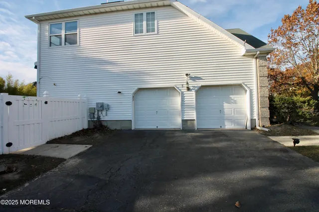 a view of a house with backyard and garden
