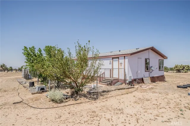 a view of a house with backyard