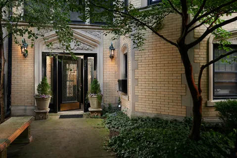 $1,050,000 | 635 West Sheridan Road, Unit 1, Chicago, IL 60613