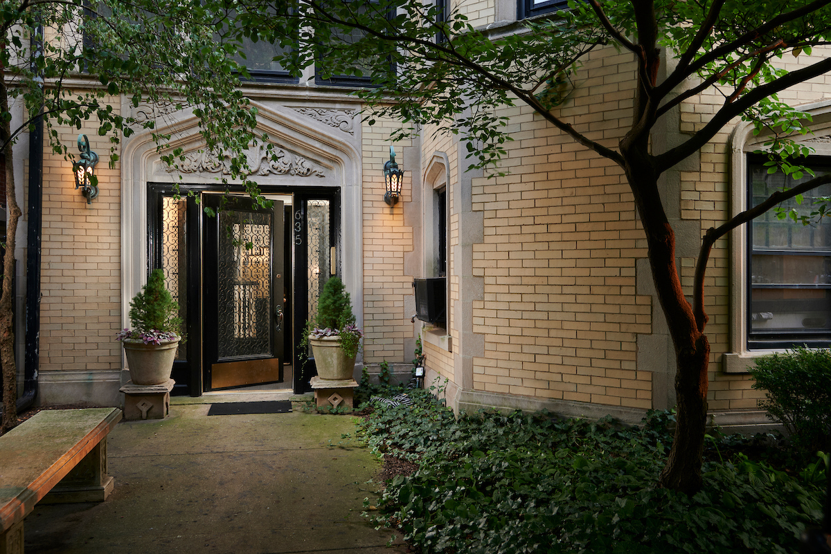635 West Sheridan Road, Unit 1 Chicago, IL 60613 - Photo 3 of 46