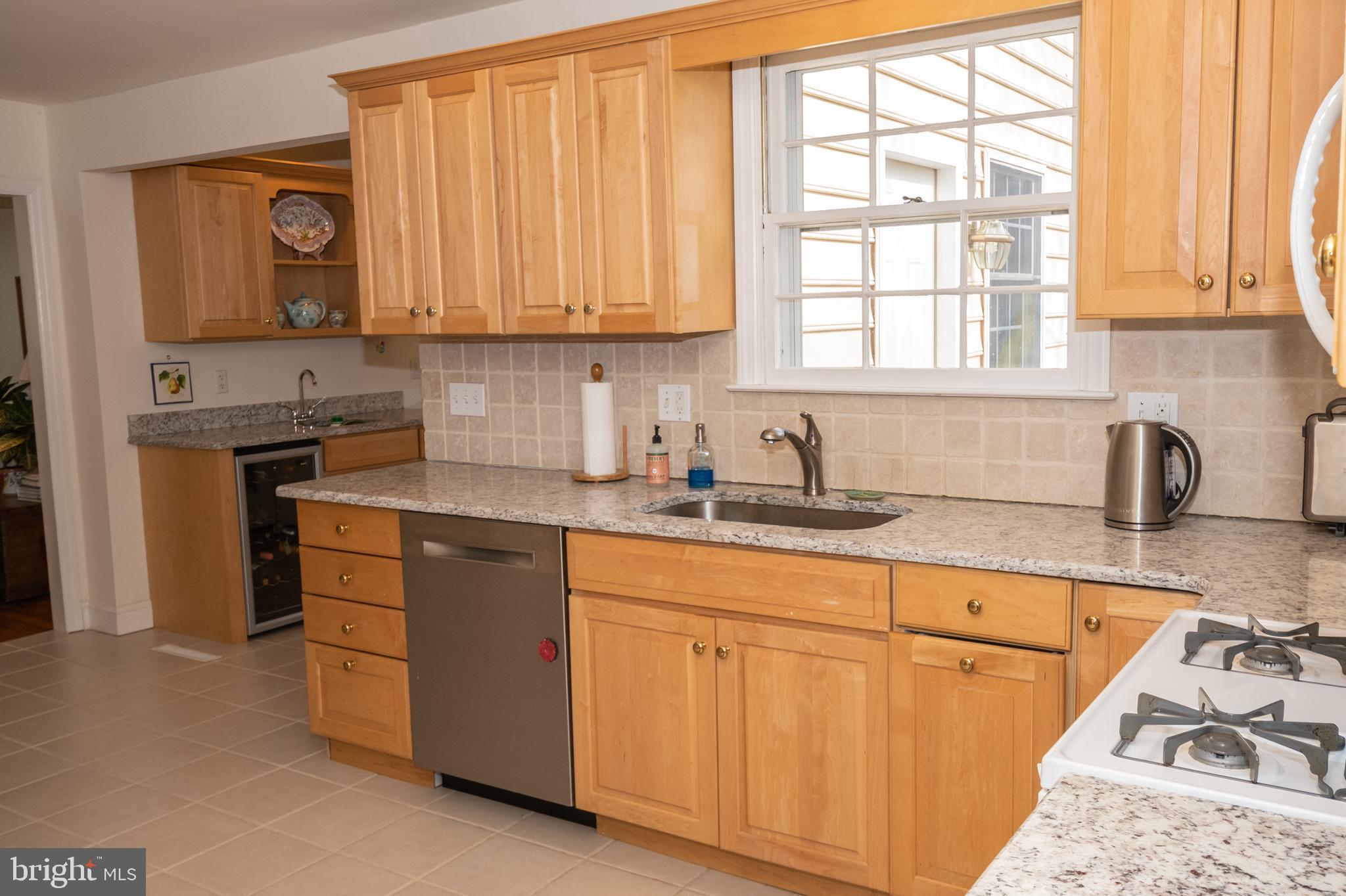 540 Ashland Ridge Road Hockessin, DE 19707 - Photo 12 of 30 Maple cabinets accented by stainless steel